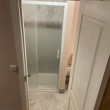 Newly Refurbished 2 Min Walk From Bray