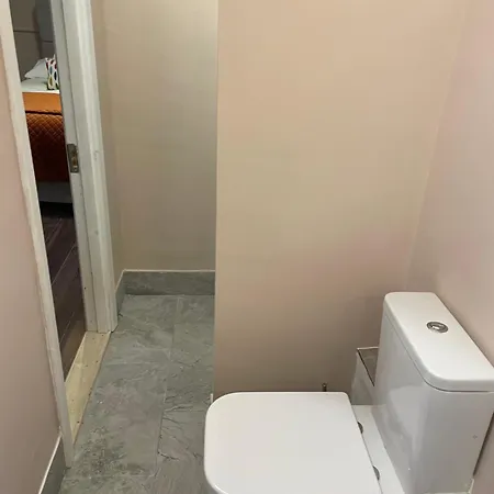 Newly Refurbished 2 Min Walk From Guest house *