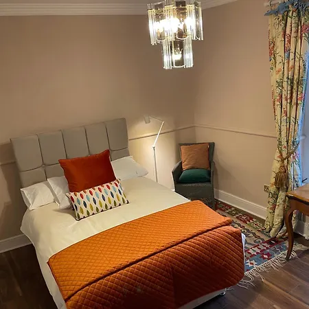 Guest house Newly Refurbished 2 Min Walk From *