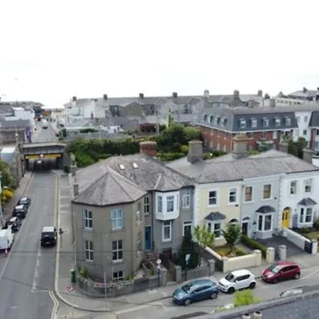 Guest house Newly Refurbished 2 Min Walk From