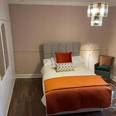 Newly Refurbished 2 Min Walk From * Bray